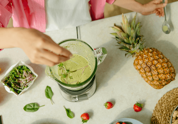Image of a blender demonstrating things you can eat on a juice cleanse